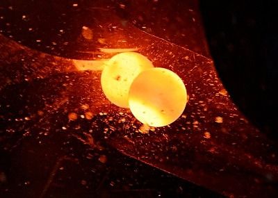 كرة طحن فولاذية مزورة 52-65 HRC عالية الجودة 40 مم 50 مم كرة طحن مزورة من الحديد